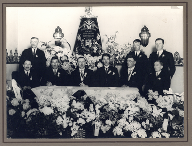 886158 Groepsportret met de (bestuurs-)leden van de muziekvereniging van de N.V. de Koninklijke Nederlandsche Lood- en ...